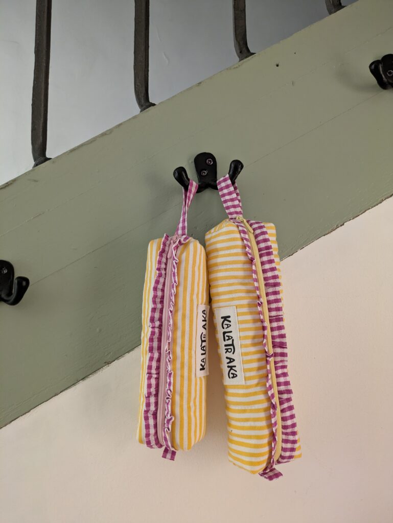 Estuche rayas amarillas